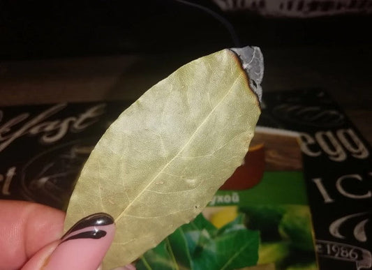 Spalanie liścia laurowego: Naturalny sposób na aromatyzację Twojego wnętrza